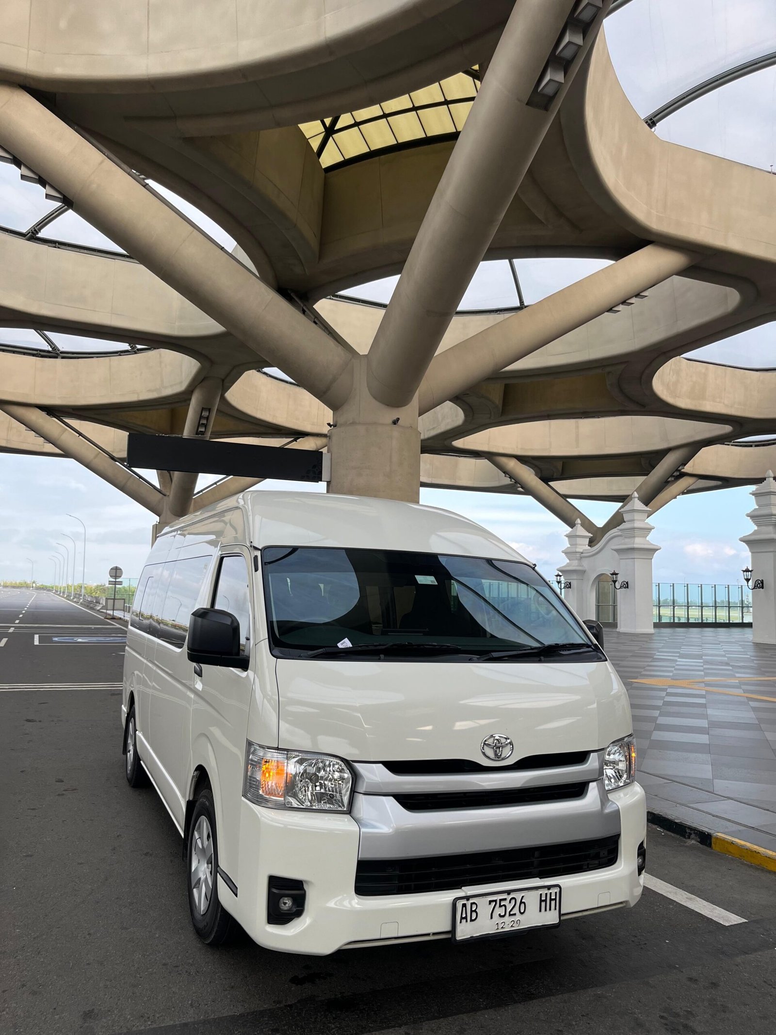 sewa hiace commuter jogja